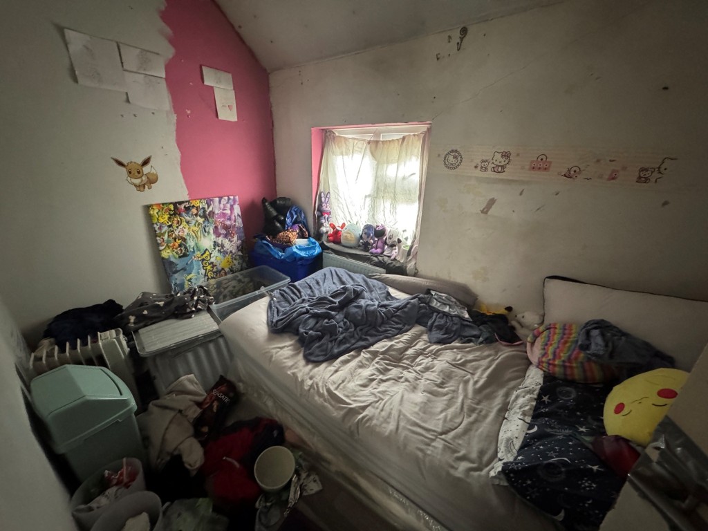 Lot: 164 - TWO-BEDROOM END-TERRACE HOUSE FOR REFURBISHMENT - Bedroom 2
